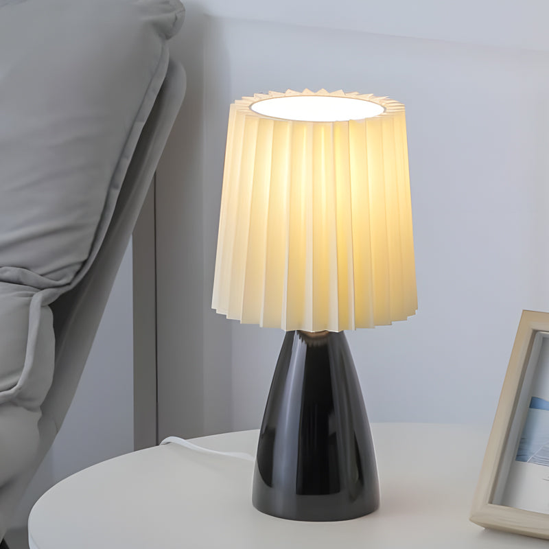 Elegancka lampa stołowa z tkaniny z szklaną podstawą i gniazdem USB
