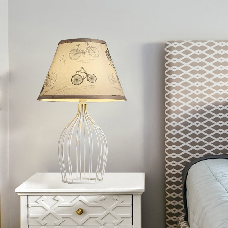 Elegancka lampa stołowa z metalu z stożkowym abażurem