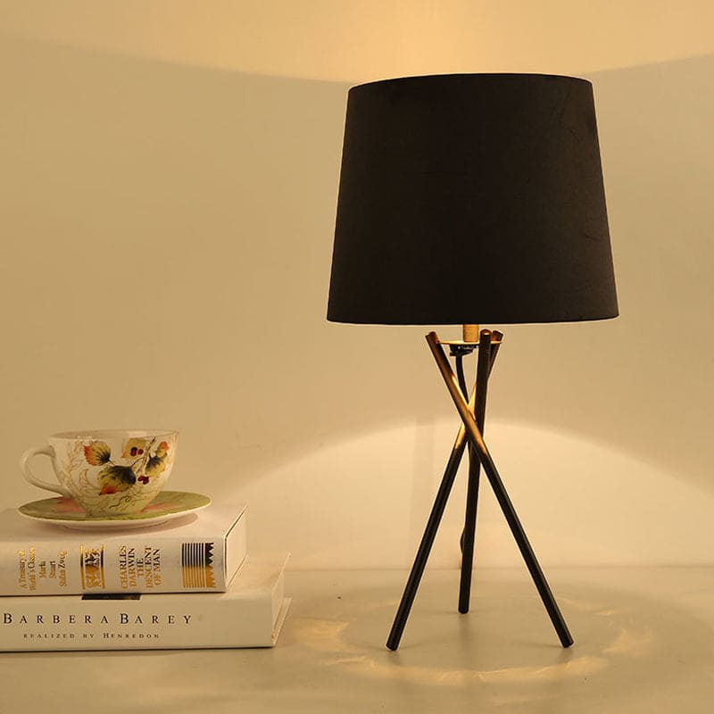 Elegancka lampa stołowa z abażurem z tkaniny