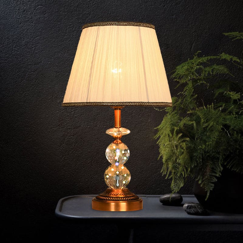 Elegancka lampa stołowa z rzeźbionego kryształu