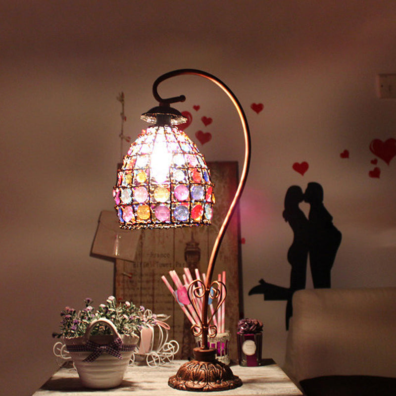 Elegancka lampka nocna z regulowanym kloszem