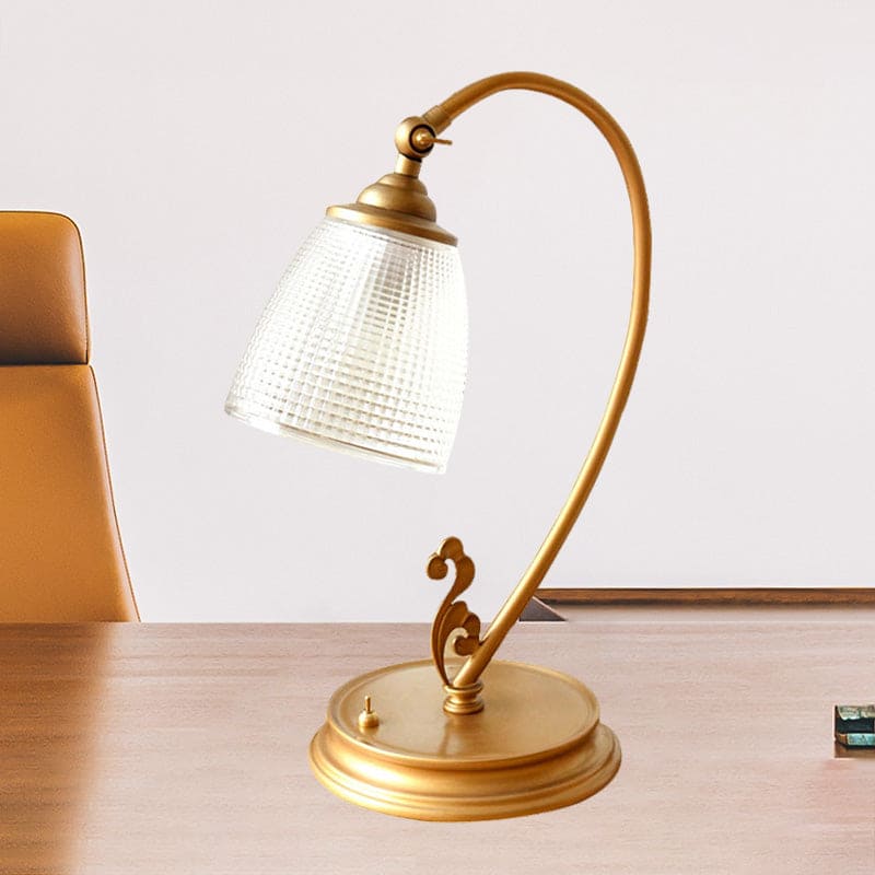 Elegancka lampa z metalu w kolorze starego złota
