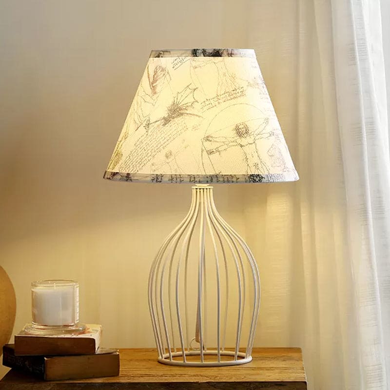 Elegancka lampa stołowa z metalu z stożkowym abażurem