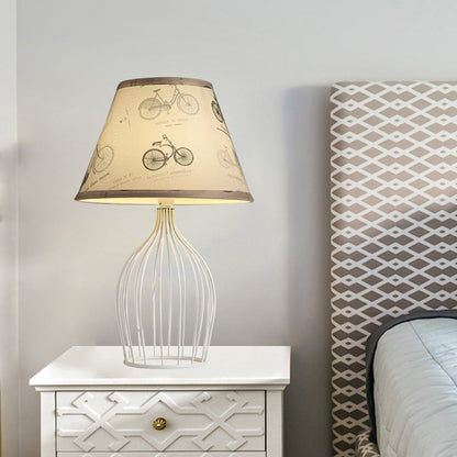 Elegancka lampa stołowa z metalu z stożkowym abażurem