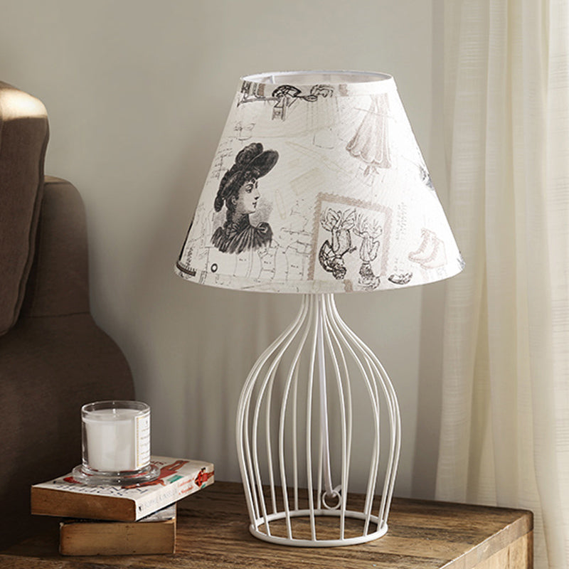 Elegancka lampa stołowa z metalu z stożkowym abażurem