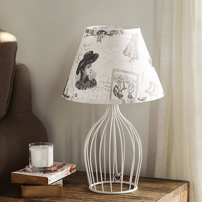 Elegancka lampa stołowa z metalu z stożkowym abażurem