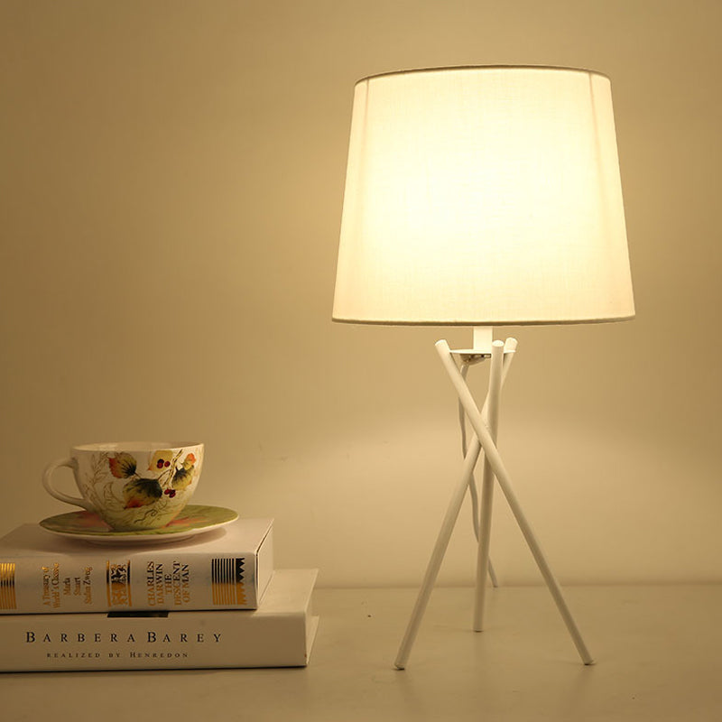 Elegancka lampa stołowa z abażurem z tkaniny
