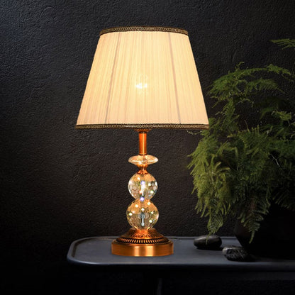 Elegancka lampa stołowa z rzeźbionego kryształu
