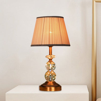 Elegancka lampa stołowa z rzeźbionego kryształu