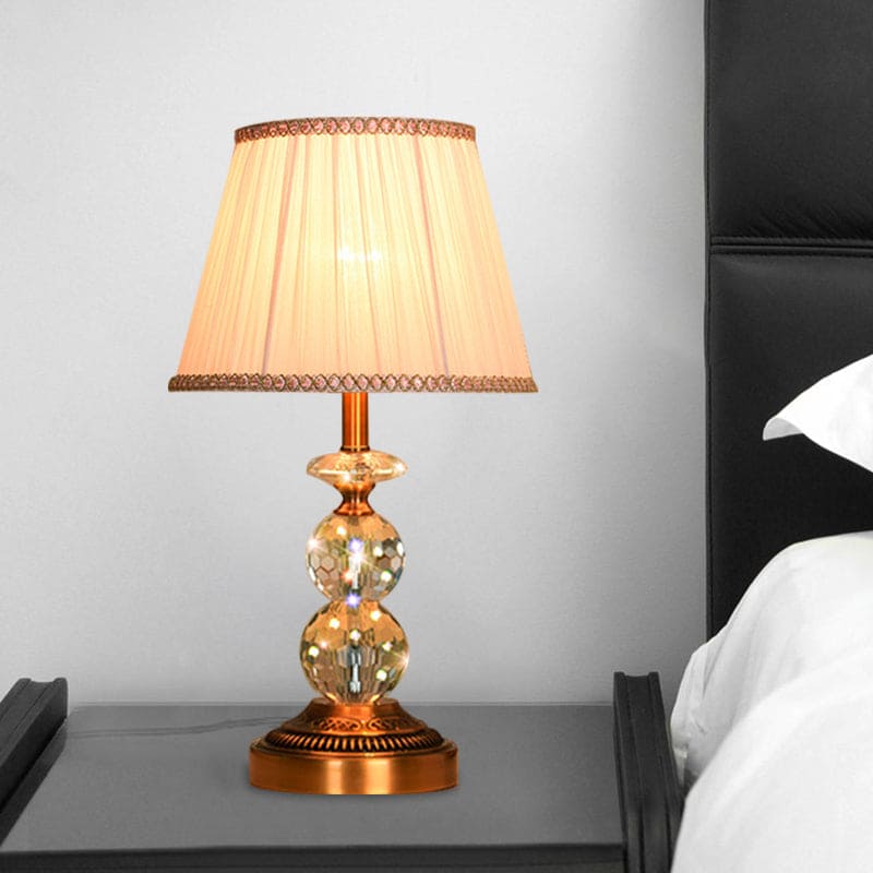 Elegancka lampa stołowa z rzeźbionego kryształu
