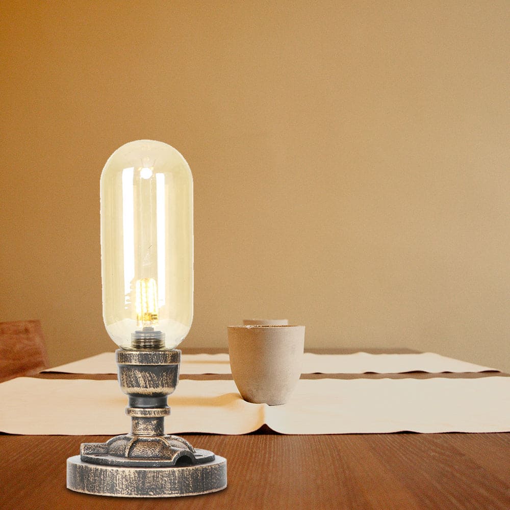 Elegancka metalowa lampa stołowa z industrialnym abażurem