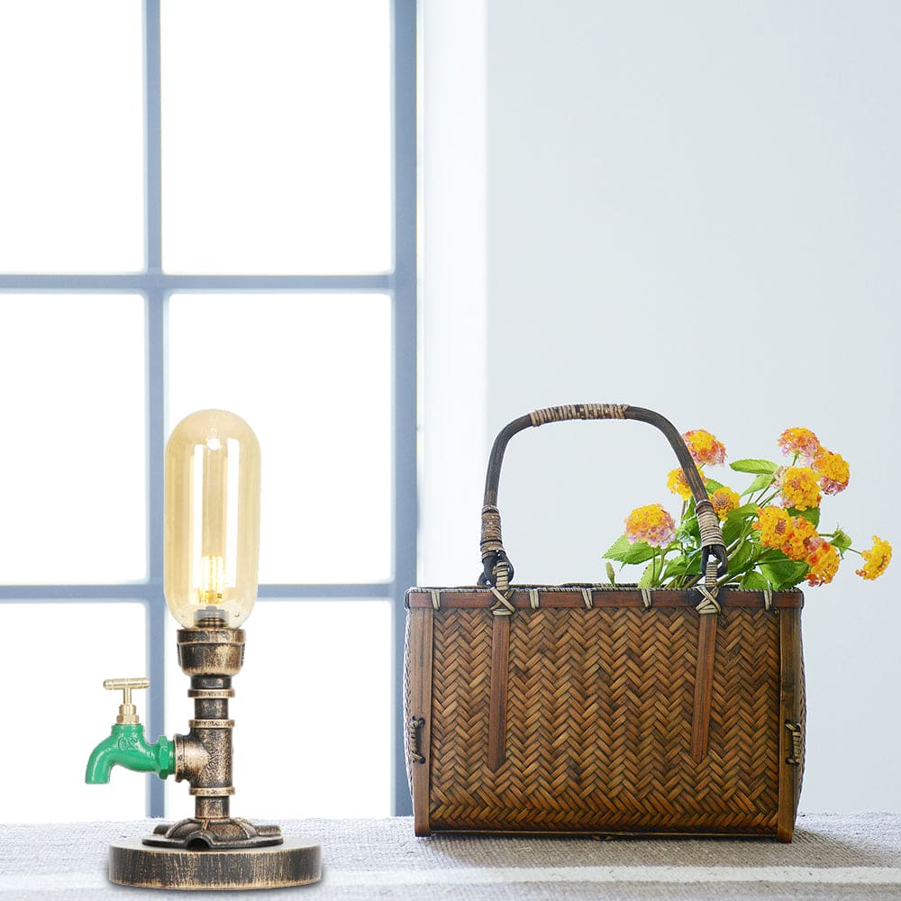 Elegancka metalowa lampa stołowa z industrialnym abażurem