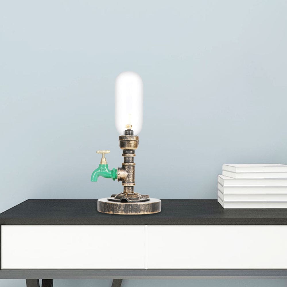 Elegancka metalowa lampa stołowa z industrialnym abażurem
