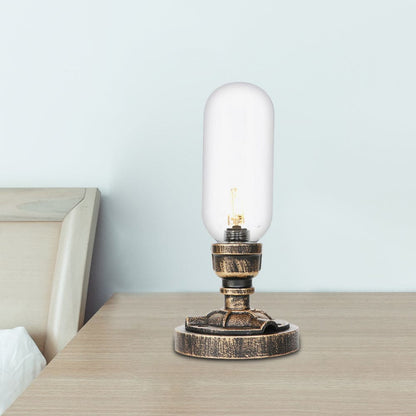 Elegancka metalowa lampa stołowa z industrialnym abażurem