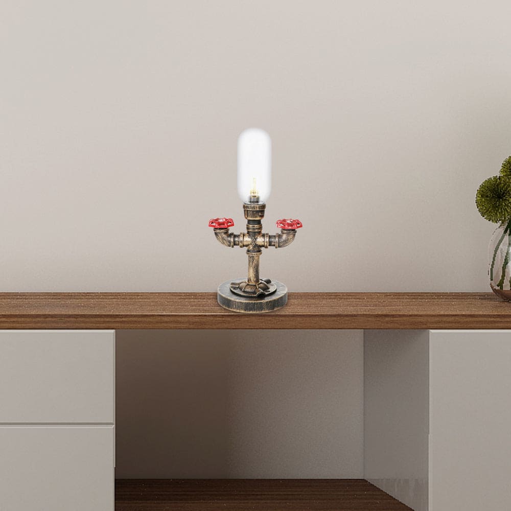 Elegancka metalowa lampa stołowa z industrialnym abażurem