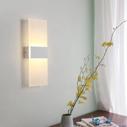 Elegancka ładowalna lampa ścienna LED