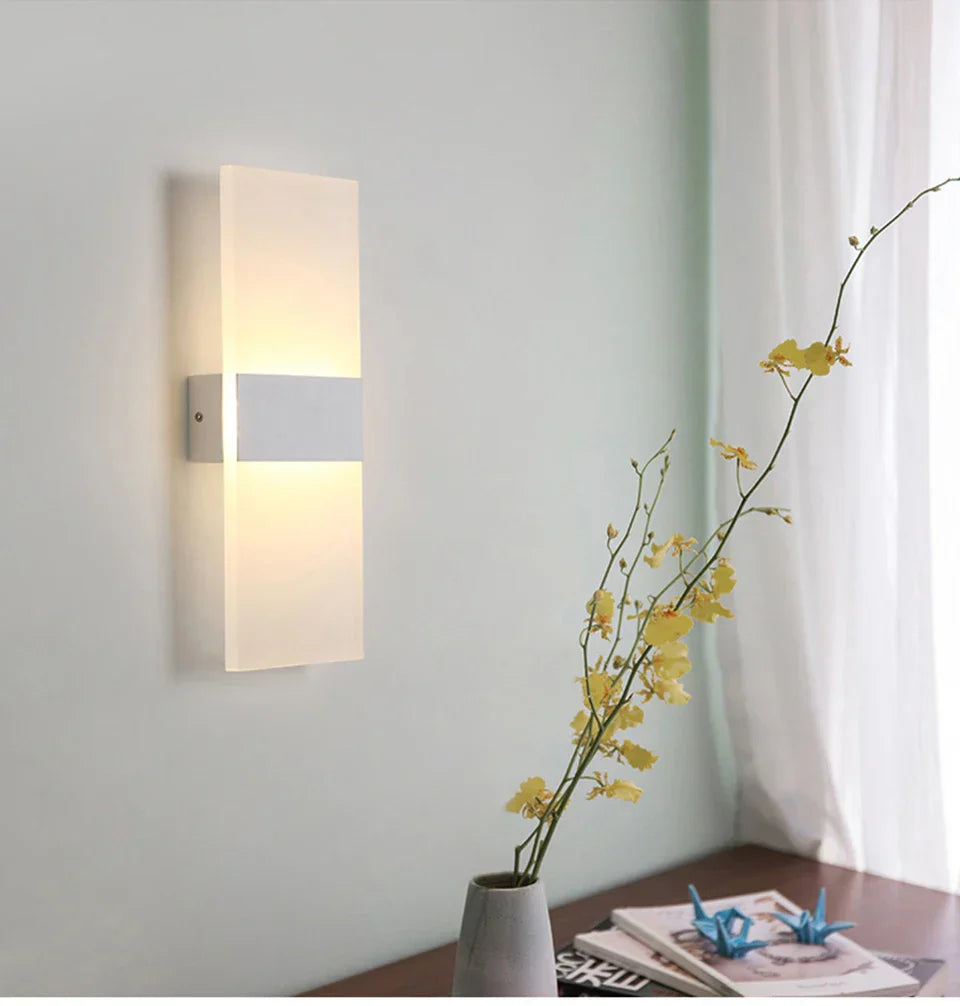 Elegancka ładowalna lampa ścienna LED