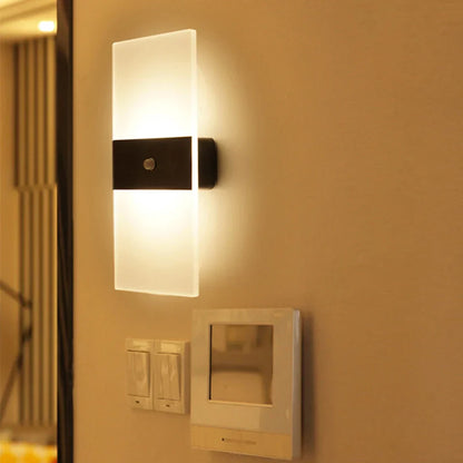 Elegancka ładowalna lampa ścienna LED
